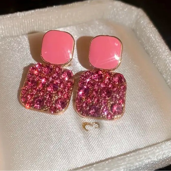 💥2 for $18💥 Gorgeous Sparkling Drop Earrings in Pink or Dark Blue! - Picture 4 of 9